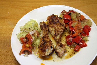 Hähnchenkeulen mit Gemüse und Salat.JPG