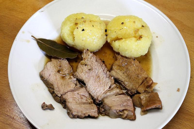 Kalbsbraten mit Knödel und Salat.JPG