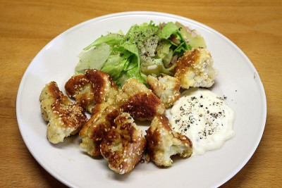 Panierter Blumenkohl mit Tatziki und Salat.JPG