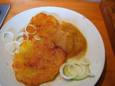 Kartoffelpuffer mit Apfelmus.JPG