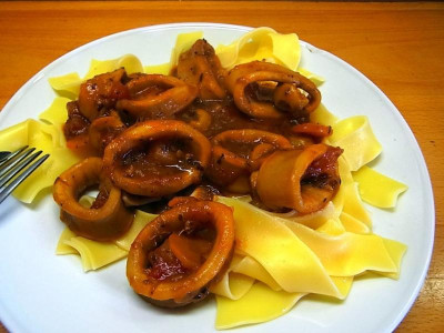 Calamari in Tomatensoße mit Bandnudeln.JPG