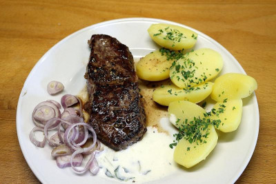 Rumpsteak-03 mit Petersilienkarftoffeln.JPG