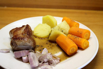 Schweinelende mit Kartoffeln und Karotten.JPG