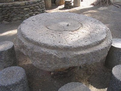25_Grillplatz_mit_alten_Muehlsteinen.jpg