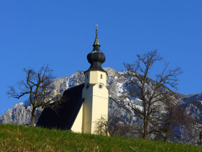 kirche_von_steinbach_am_attersee_vor_hoellengebirge.jpg