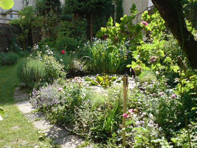 gartenteich_mit_rosen.JPG