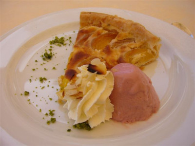 Pfirsichkuchen_mit_Himbeerflan.29.07.2007.JPG