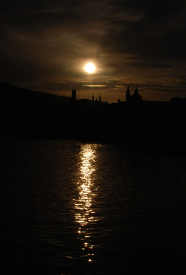 praha_gegen_die_sinkende_sonne_und_ueber_die_moldau.jpg