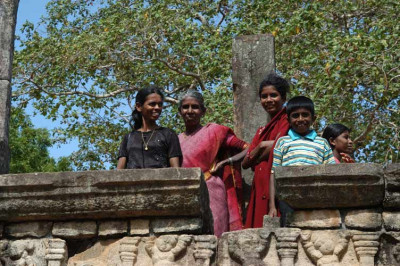 071411_polonnaruwa_audience.jpg