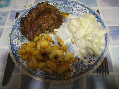 Schweinekadaver_mit_Beilagen.jpg