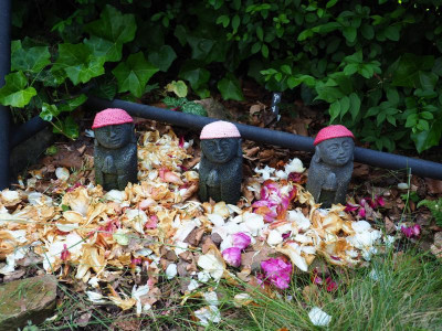 3 Jizo mit Päonienblütenblättern P6120007.JPG