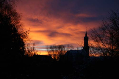C1087_Sonnenaufgang_mit_Kirche.jpg
