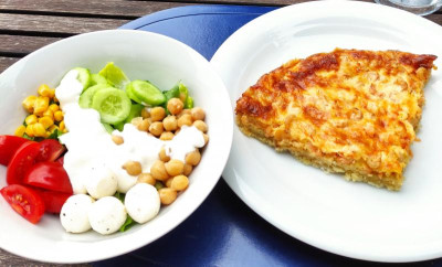 Lach-Krabben-Quiche mit Salat.jpg