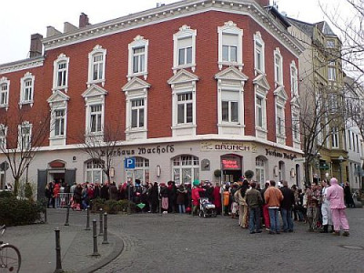 karnevalsjecken_am_mittag_zu_bonn_am_rhein2.jpg