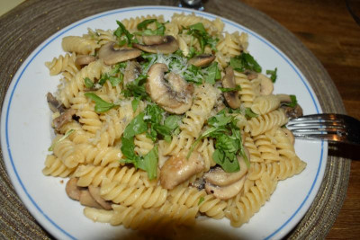 Fusili mit Pilzen und Ruccola 002.JPG