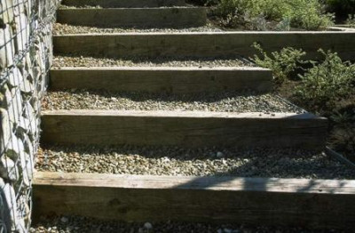 a_Holztreppe_mit_Stahleinfassung.jpg