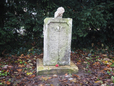 Gedenkstein 4.12.22 ue.JPG