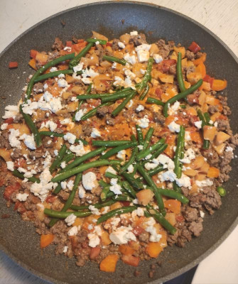 Paprika-Hackfleischpfanne mit grünen Bohnen und Feta.jpg