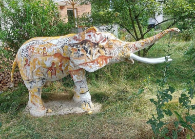 Elefant Rödental bemalt. links.jpg