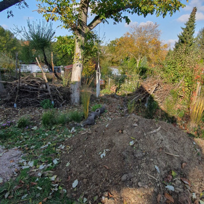 Hier vom Eingang links der &quot;Waldweg&quot;