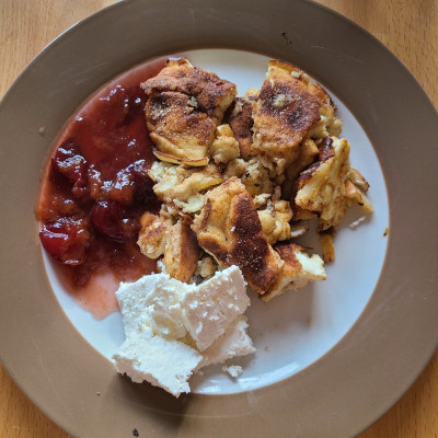 Mittags im Homeoffice lowcarb Kaiserschmarrn mit Zwetschgenkompott und polnischem Quark