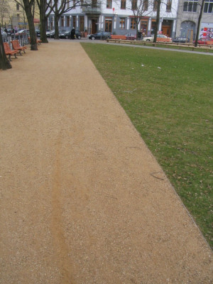wasssergebundene Wegedecke mit Spaeterband (2).JPG
