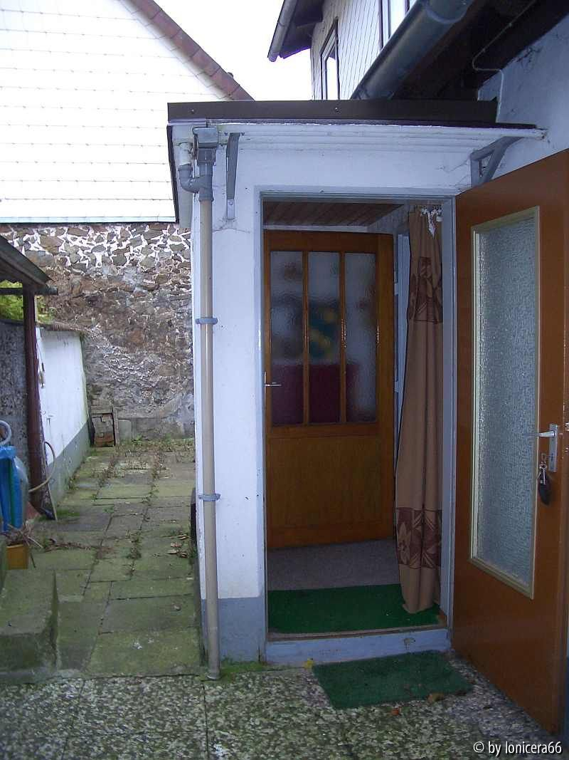 Blick in den Hof von der Einfahrt aus