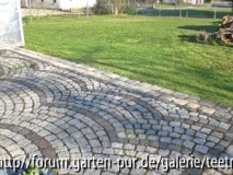 Blick von der Terasse auf den Garten im