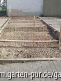 der rechte Teil des Gartens vor dem Haus