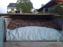Mütze aus Holz-häcksel. Einegute Hand breit.