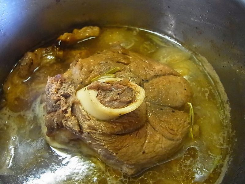 Fertige Lammkeule im Topf