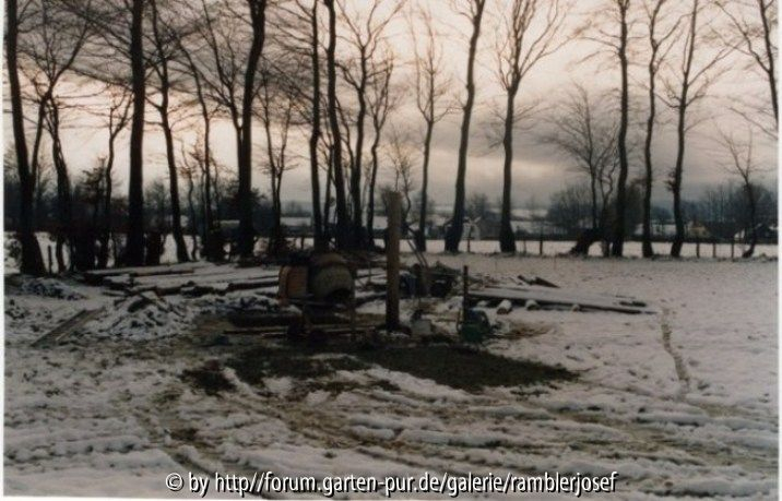 Das Herz unserer Brunnenwiese,der Brunnen. Im Winter 1993 von Hand gegraben!