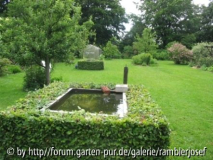 Eines von zwei Wasserbecken in dem sich das Brunnenwasser duch die Sonne erwärmen kann.