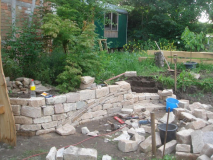 Sandsteinmauer in trockener Bauweise