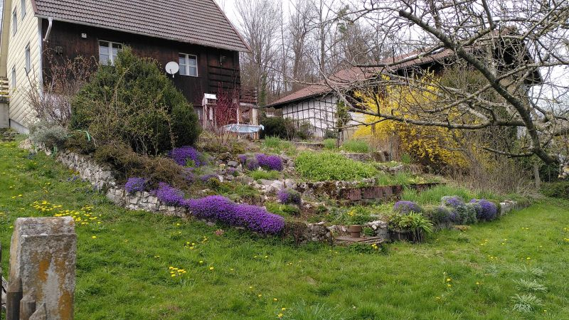 Unser Garten und Haus von unten 