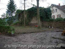 Sicht auf Gartenmauer und Scheuer aus dem Blickwinkel der Schuppen