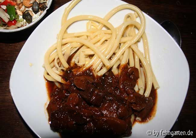 gulasch mit maccaroni