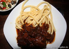 gulasch mit maccaroni