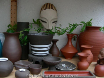 Maske mit Vasen und Passionsblume