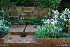 Kleiner weißer Garten mit Backstein.jpg