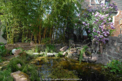 Teich mit Sandsteinmauer