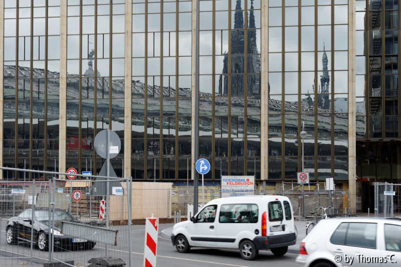 Dom und Autos