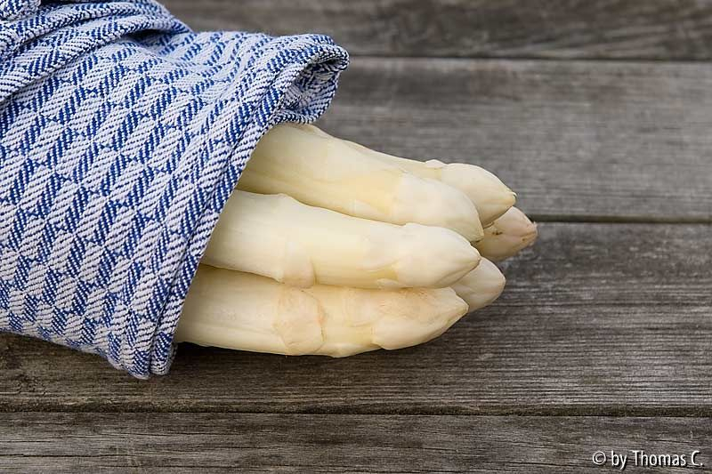 Spargel in Tuch eingeschlagen