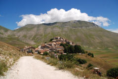 Castellucio mit Berge