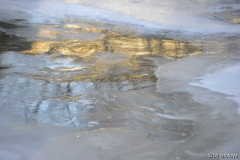 goldenes licht im eis