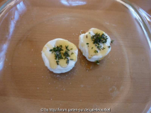 Ziegenkäse vor dem Überbacken