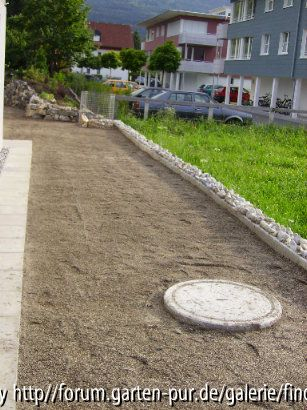 mauer aus gefüllten betonkammersteinen