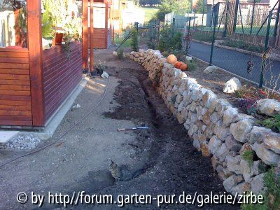Nochmals der schmale Durchgang, 2m von der Holzwand bis zur Trockenmauer.