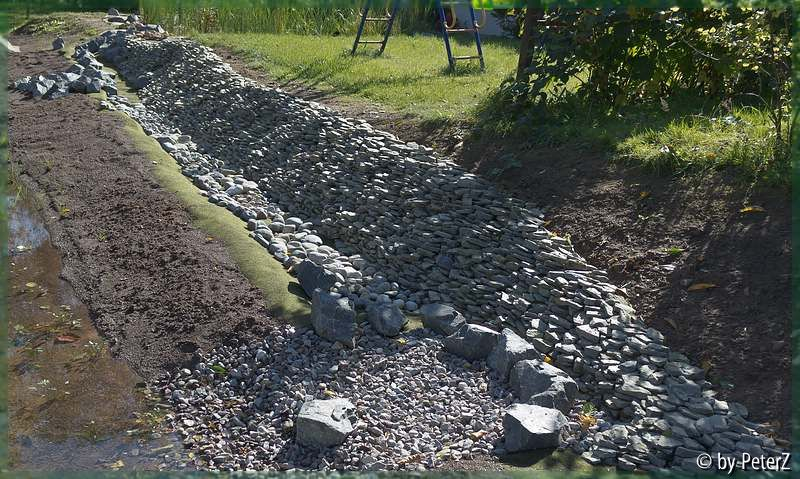Bachlauf-Schotterwand fertig