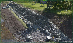 Bachlauf-Schotterwand fertig